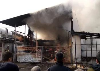 Fırın küreği imalathanesi yangında küle döndü