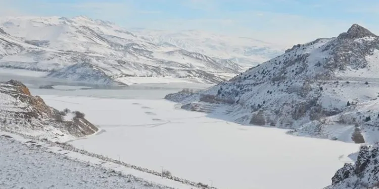 Tercan Baraj Gölü dondu