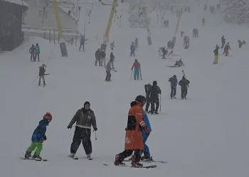 Uludağ’da yarıyılın son gününde tatilciler karın keyfini çıkarttı