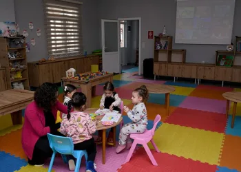 Anne-Baba Çocuk Merkezi minikleri eğitim hayatına hazırlıyor