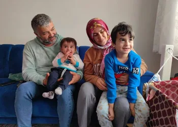 Depremde ölen kardeşinin 2 çocuğunu sahiplendi