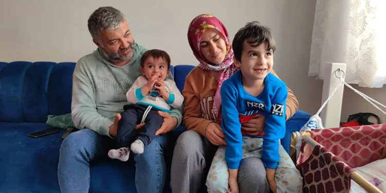 Depremde ölen kardeşinin 2 çocuğunu sahiplendi