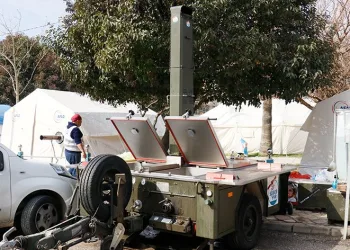 Gurbetçi mobil mutfakla yemek çıkarıyor