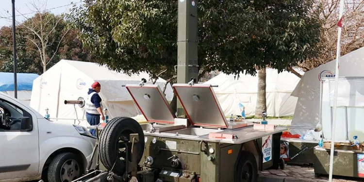 Gurbetçi mobil mutfakla yemek çıkarıyor