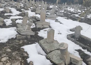 250 yıllık tarihi mezarlığı deprem vurdu