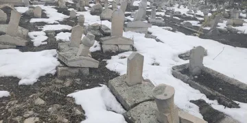250 yıllık tarihi mezarlığı deprem vurdu