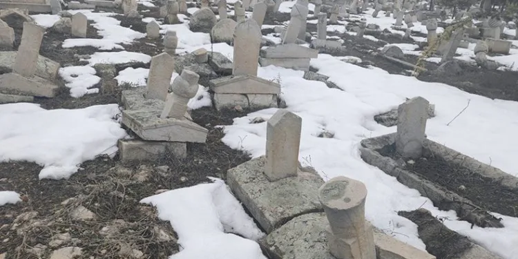 250 yıllık tarihi mezarlığı deprem vurdu