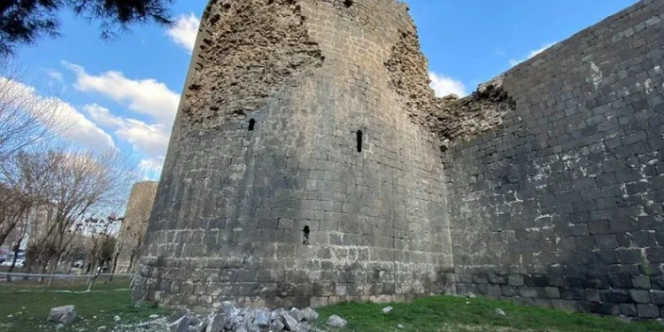 Diyarbakır Surları depremde zarar gördü