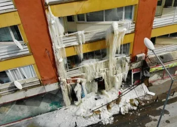 Kombisi patlayan bina, soğuk havada buz tuttu