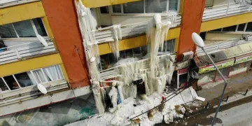 Kombisi patlayan bina, soğuk havada buz tuttu