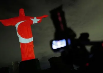İsa heykeli Türk bayrağıyla aydınlatıldı