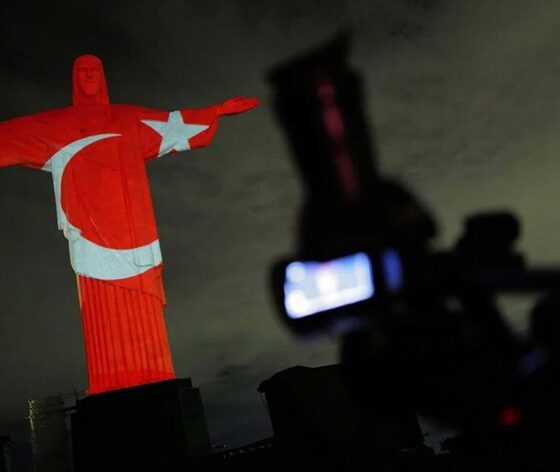 İsa heykeli Türk bayrağıyla aydınlatıldı