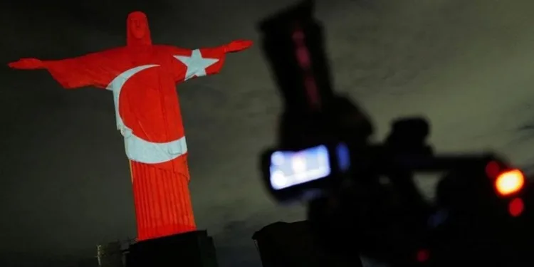 İsa heykeli Türk bayrağıyla aydınlatıldı