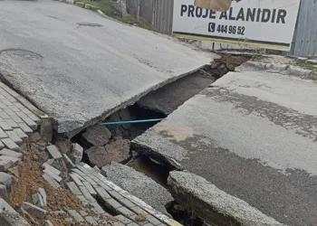 Pendik’te yolda çökme oluştu