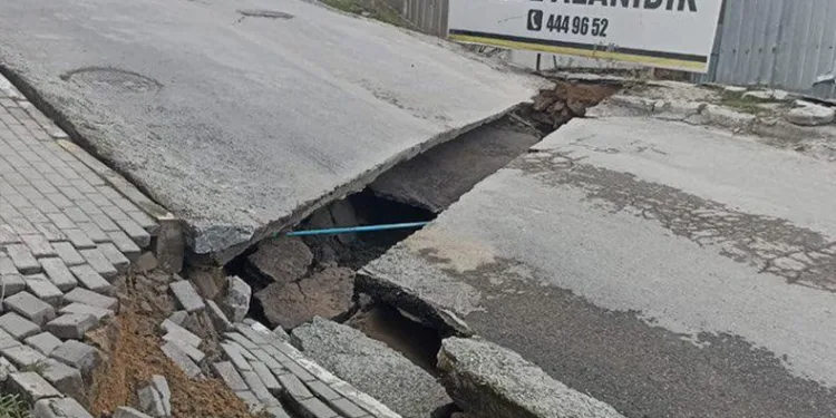 Pendik’te yolda çökme oluştu