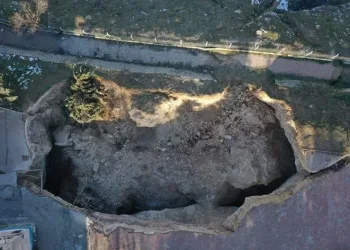 Deprem sonrası dev çukur