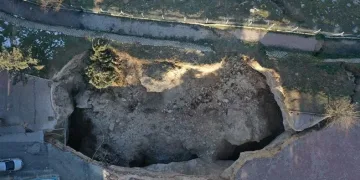 Deprem sonrası dev çukur
