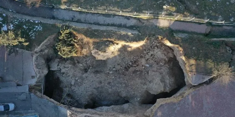 Deprem sonrası dev çukur