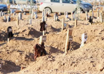 Deprem mezarlığında yürek yakan manzaralar