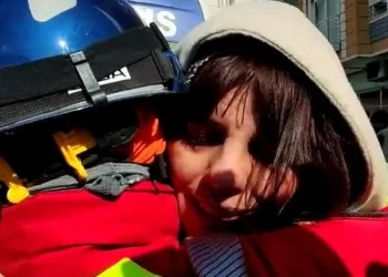 Yakınını kurtaran elleri ağlayarak öptü
