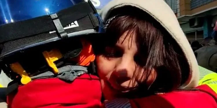 Yakınını kurtaran elleri ağlayarak öptü