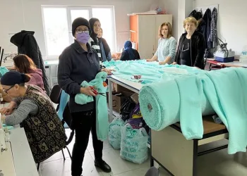 HEM depremzedeler için kıyafet dikiyor