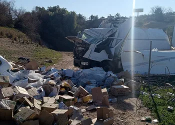 Yardıma giden kamyon ve panelvan çarpıştı