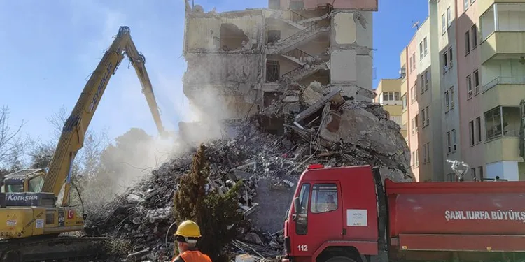 Şanlıurfa’da ağır hasarlı binalar tek tek yıkılıyor