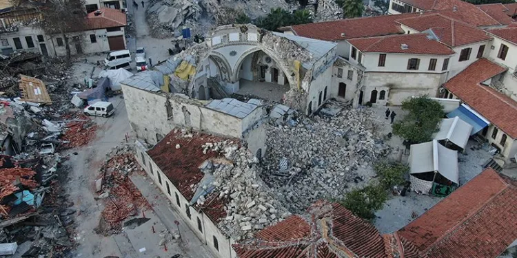 Deprem tarihi yerleri de vurdu