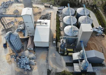 Deprem siloları yerle bir etti