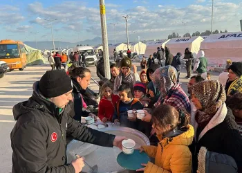 Osmangazi Belediyesi’nden depremzedelere çorba ikramı