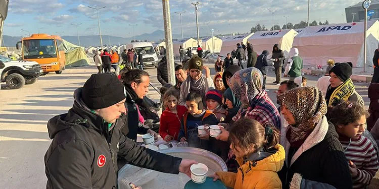 Osmangazi Belediyesi’nden depremzedelere çorba ikramı