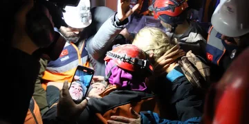 94 saat sonra enkaz altından yürüyerek çıktı