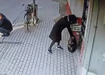 Yardım görevlisinin çantasını çaldı