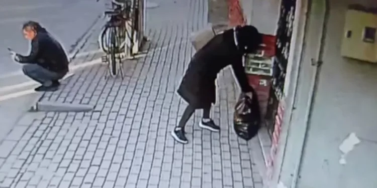 Yardım görevlisinin çantasını çaldı
