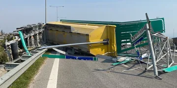 Dorsesi açılan kamyon ortalığı savaş alanına çevirdi