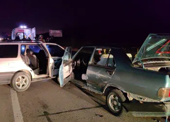 Bursa’da iki otomobil çarpıştı