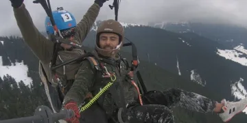 Artvin’de kar üzerinde yamaç paraşütü