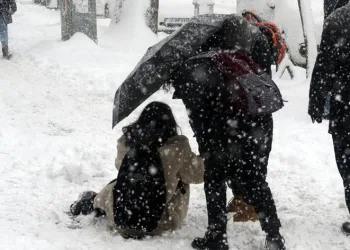 Karlı ve buzlu yolda yürümenin püf noktaları