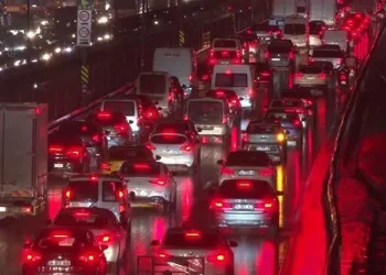Okullar açıldı trafik yoğunluğu arttı