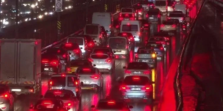 Okullar açıldı trafik yoğunluğu arttı