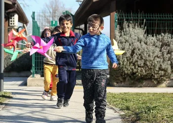 Depremzede çocuklara oyun ve atölyelerle moral