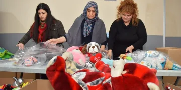Depremzede çocuklara oyuncak morali