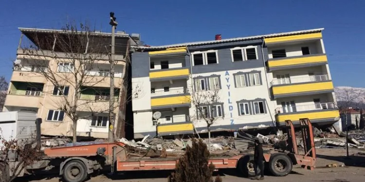 Binaların yıkılmasının en önemli sebebi ‘Zemin Sıvılaşması’