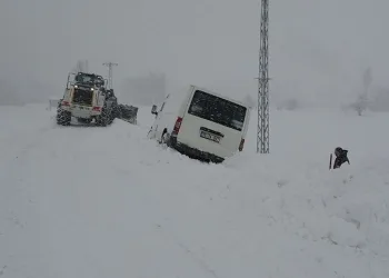 Kara saplanan araç kurtarıldı