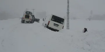 Kara saplanan araç kurtarıldı