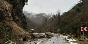 Şiddetli yağış heyelanlara neden oldu