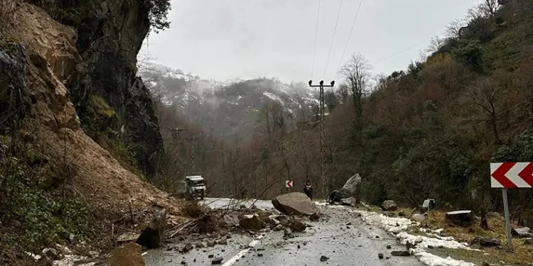 Şiddetli yağış heyelanlara neden oldu