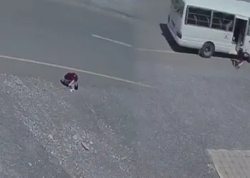 Küçük kız minibüsten düştü, şoför fark etmedi