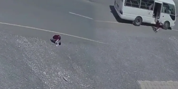 Küçük kız minibüsten düştü, şoför fark etmedi